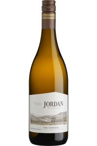 Jordan The Outlier Sauvignon Blanc, witte wijn, Stellenbosch, Zuid-Afrika, rijp en rijk met tonen van eikenhout, limoen, en passievrucht, uniek door de houtrijping