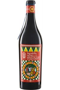 Luna Gaia Logistilla Nerello Mascalese, een rode wijn uit Sicilië met aroma's van rood fruit en mineralen.