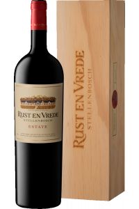 Rust en Vrede Estate Magnum in houten kist, een krachtige rode wijn uit Stellenbosch.