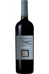 Terra d' Alter Tinto Reserva, vollmundiger Rotwein aus Portugal, hergestellt aus Alicante Bouschet, Touriga Nacional und Syrah, mit Aromen von dunklen Beeren, Pflaumen und Gewürzen.