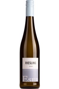 Eser Riesling Trocken, een frisse en minerale witte wijn uit Duitsland, met levendige tonen van citrus, groene appel en een subtiele hint van witte bloemen.